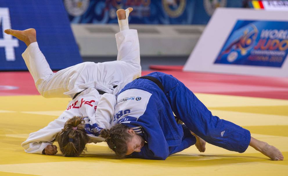 L&#39;italiana Odette Giuffrida in kimono bianco impegnata contro la britannica Kelly Edwards nelle qualificazioni 52 kg ai Mondiali di judo di Astana (Afp)